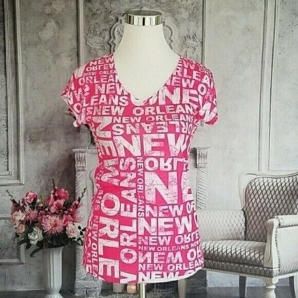 Sweet Gisele Pink New Orleans V-Neck Short Sleeve Graphic T-Shirt Size Medium - Picture 3 of 7